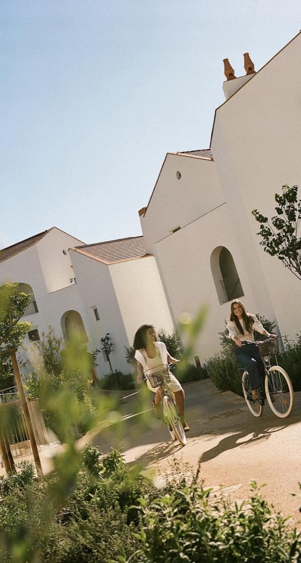 Fietsers langs witte gebouwen van het resort