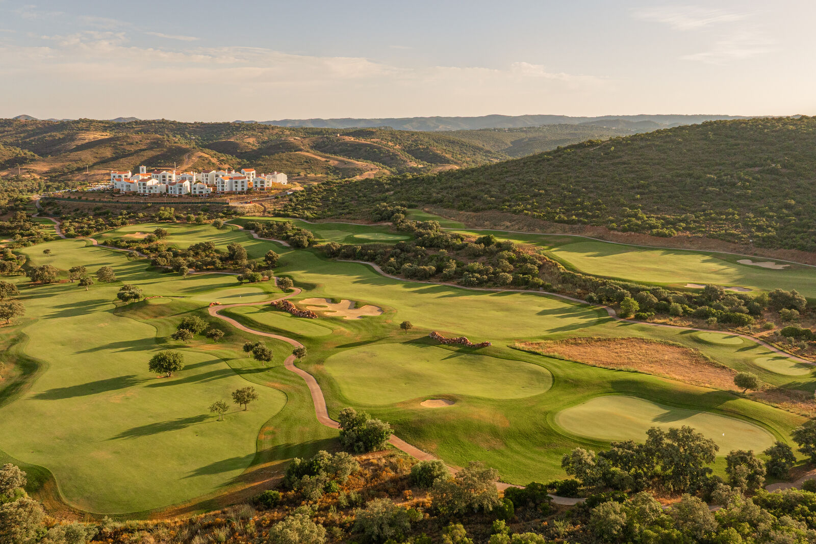 Luchtbeeld van de golfbaan en het resort
