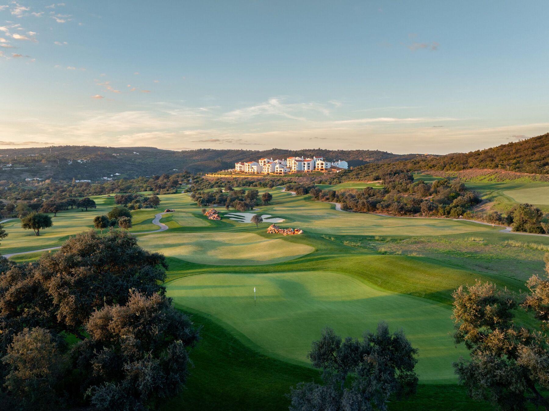 Ombria Golf Course met het resort op de heuvel