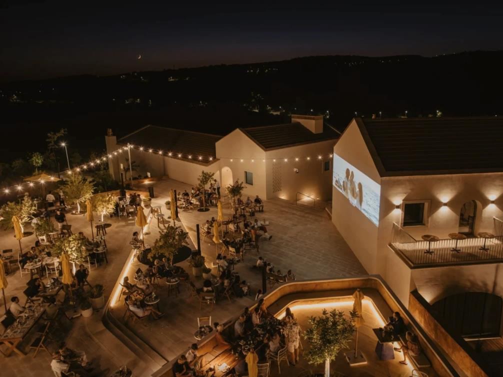 Viceroy Market Plaza ’s avonds verlicht