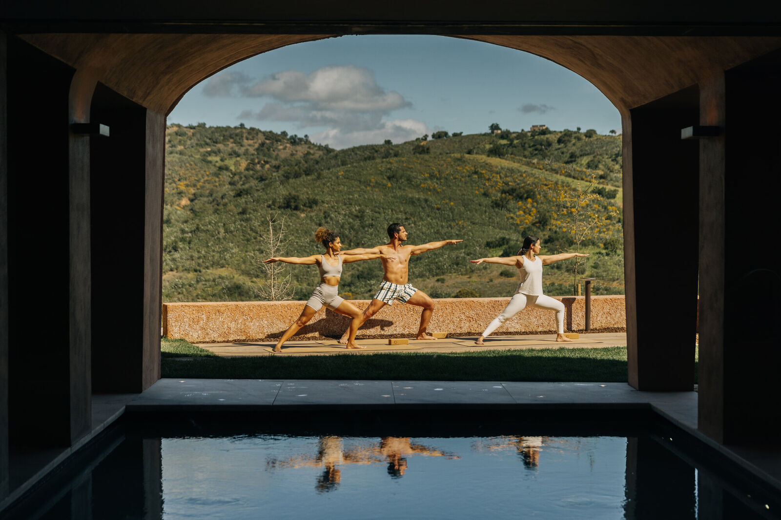 Yoga in de boog van de spa met zicht op de heuvels